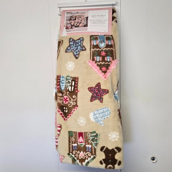 NWT - Viral Cupcakes and Cashmere Gingerbread House Faux Fur Throw & Pillow - Picture 2 of 4